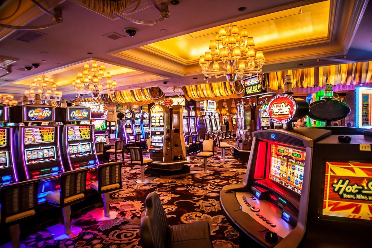Galactic Gems slot game interface on olxtoto bandar showing five reels and gem symbols